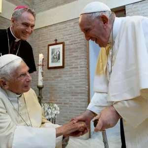 Paus Fransiskus Memohon Doa Untuk Pendahulu Benediktus Yang Sakit Parah
