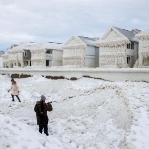 Rumah di Danau Erie Tertutup Es Setelah Badai Salju