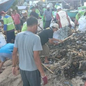 Camat Sangkarrang Pimpin Sabtu Bersih di Pulau Barrang Lompo