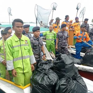 Sukseskan Makassar F8, Camat Sangkarrang Ramli Lallo Terjunkan Petugas Kebersihan