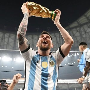 Messi Angkat Piala Dunia 2022, Perdebatan Tentang Siapa GOAT Berakhir? Simak Ulasan Berikut