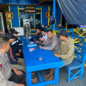 Masuk di Area Konservasi Coral Garden, Petugas Dit Polairud Pulau Barrang Lompo Periksa Kapal Cantrang