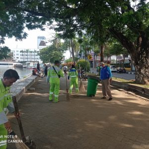 Sukseskan F8, Camat Sangkarrang Terjunkan Petugas Jaga Kebersihan di Losari