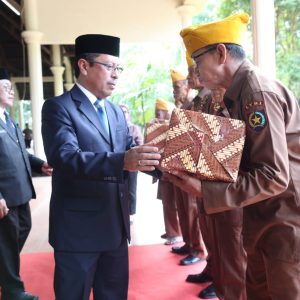 Pemkot Makassar Serahkan Bantuan Ke Legiun Veteran Pada Peringatan Korban 40 Ribu Jiwa