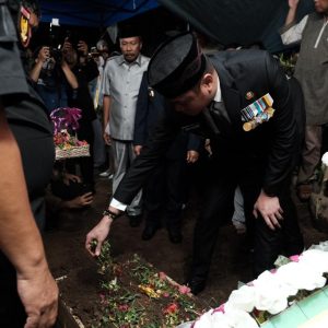 Pimpin Upacara Pemakaman Kadis Perdastri Gowa, Adnan: Almarhum Adalah Pamong Panutan