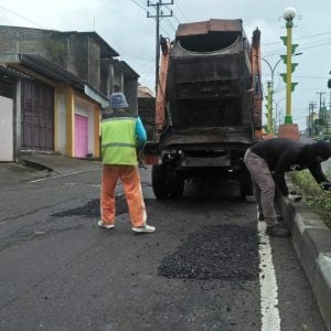 Pemkot Parepare Tambal Jalan Berlubang di Sepanjang Jendral Sudirman