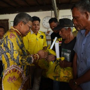 Ketua DPD I Golkar Sulsel Salurkan Bantuan Paket Sembako ke Korban Puting Beliung di Barru