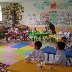 Latih Kreativitas, TK Islam Athirah 1 Makassar Ajak Anak Hias Donat