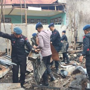 Brimob Bone Bersihkan Lokasi Kebakaran di Kelurahan Biru