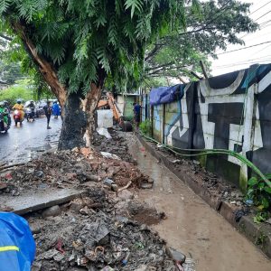 Tangani Genangan di Jalan Hertasning, Dinas PUTR Bersihkan Saluran Drainase