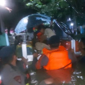 Brimob Gerak Cepat Evakuasi Warga Terjebak Banjir di Kota Parepare