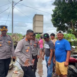 Kapolres Parepare Kunjungi Warga Terdampak Bencana Banjir dan Longsor