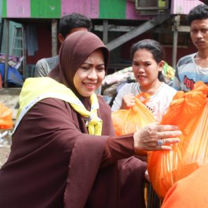 Erna Rasyid Taufan Salurkan Bantuan Sembako Lewat Pramuka Peduli