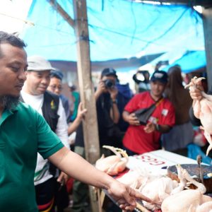 Pantau Harga Bahan Pokok di Pasar Sentral Malino, Gubernur Sulsel : Mari Gerakkan Ekonomi Pasar Tradisional