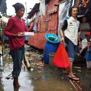 YBM PLN Salurkan 350 Paket Makanan Siap Saji untuk Korban Banjir Makassar