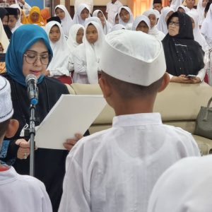 Erna Rasyid Taufan Hadiri Peringatan Isra Mi’raj Sekaligus Kukuhkan Pengurus MAS Tingkat SD dan SMP