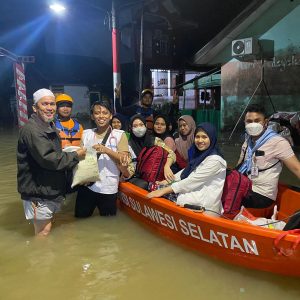 Tim Medis FK UMI Turun ke bencana banjir Makassar