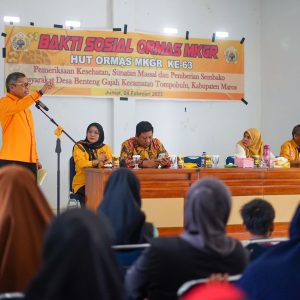 HUT MKGR di Maros, Taufan Pawe Didampingi Suhartina Boohari Salurkan Bantuan ke Warga