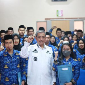 Amran Mahmud Serahkan SK PNS dan Perpanjangan SK PPPK Formasi 2021 Pemkab Wajo