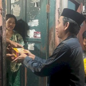 Ketua DPRD Rudianto Lallo Keliling Rumah Warga di Tidung Bagikan Makanan Untuk Sahur