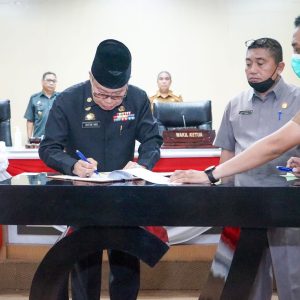 Wali Kota Parepare Serahkan LKPJ 2022 ke Pimpinan DPRD