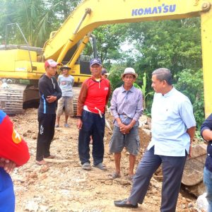 Hari Libur, Bupati Wajo Tinjau Pengerjaan Penguatan Tebing Sungai Lakadaung Kecamatan Maniangpajo