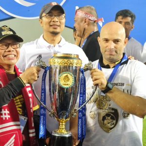 Berprestasi, Taufan Pawe Beri Penghargaan Untuk Kiper PSM Makassar