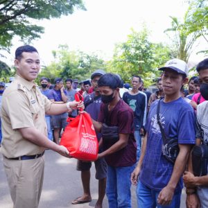 Bantu Kurangi Beban Hari Raya, MYL Bagi Sembako ke Petugas Kebersihan