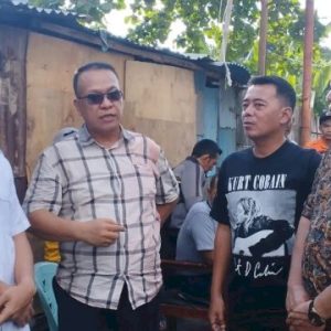Camat Juliaman Dampingi dr. Udhin Serahkan Bantuan ke Korban Kebakaran di Kelurahan Lette Mariso