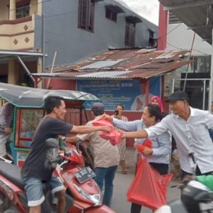 Kelurahan Mariso Bagi Takjil ki di Konteiner Makassar Recover