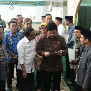 Camat Mariso Dampingi Menteri ATR/BPN Serahkan Sertifikat Gratis