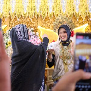 Hadiri Pernikahan Adc di Pinrang, Erna Rasyid Sawer Penari Tradisional Wujud Apresiasi Pelestarian Budaya