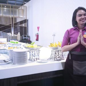 Mercure Makassar Hadirkan Santapan Makan siang Buffet, Bisa sambil Nongkrong