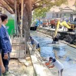 Camat Mariso Tinjau Pengerukan Sedimen di Jalan Hari Murni