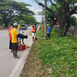 Satgas Kebersihan Mariso Bersihkan Jalan Metro Tanjung Bunga