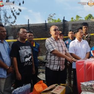 Juliaman Dampingi dr Udhin Serahkan Bantuan bagi Korban Kebakaran