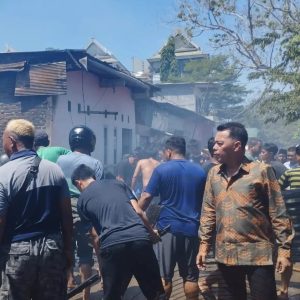 Camat Mariso Pantau Proses Pemadaman Api di Jalan Nuri