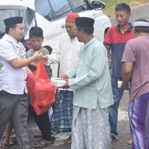 Program Rutin Jumat Berkah Abdul Ahad Kembali Berbagi di Kampung Duri Jalan Laupe Parepare