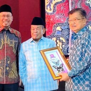 Bertemunya Sahabat Lama, Jusuf Kalla dengan KH Arif Marzuki di Wisuda Santri SPIDI