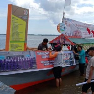 Layanan Kesehatan RS dr HAH Ditampilkan Pada Lomba Perahu Hias Festival Salo Karjae