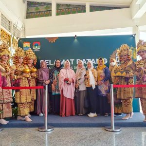 Tiba di Palembang, Erna Rasyid Taufan Disambut Tarian Tradisioanal di Rujab Walikota