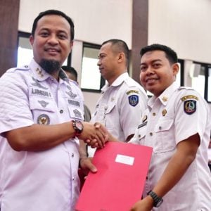 Gubernur Sulsel Serahkan SK Kenaikan Jabatan Fungsional 856 PNS