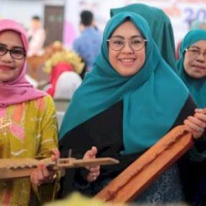 Upaya Revitalisasi Bahasa Daerah di Lingkungan Keluarga, Erna Rasyid Taufan Gagas Lomba Berbalas Pantun Bugis untuk Istri Camat, Lurah, dan IRT
