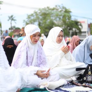 Erna Rasyid Taufan Bersama Keluarga Salat Idul Adha di Lapangan Andi Makkasau