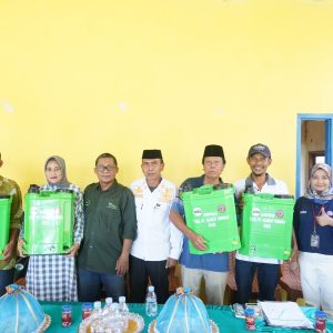 PT Semen Tonasa Beri Bantuan Alat Pertanian Warga Desa Bowong