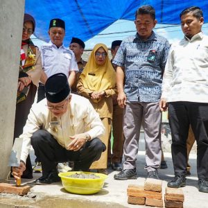 Wali Kota Taufan Pawe Letakkan Batu Bata Pertama Pembangunan Masjid Masjid An Nasr SMPN 2 Parepare