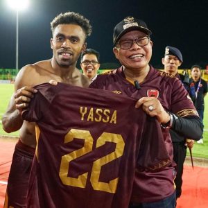 Pemain PSM Beri Jersey ke Taufan Pawe Usai Taklukkan Persib Bandung 4-2