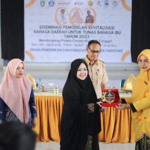 Komitmen Gerakkan Pelestarian Bahasa Daerah, Erna Rasyid Taufan Dianugerahi Penghargaan