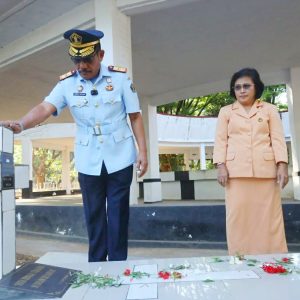 Hari Kemenkumham ke-78, Pegawai Kanwil Kemenkumham Sulse Ziarah dan Tabur Bunga di TMP Panaikang Makassar