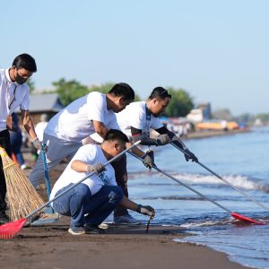 Milenial Semen Tonasa dan BUMN se Makassar Gelar Bersih-bersih Sampah Plastik di Pantai